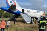 Ruské letadlo nouzově přistálo v poli (12. 9. 2023).