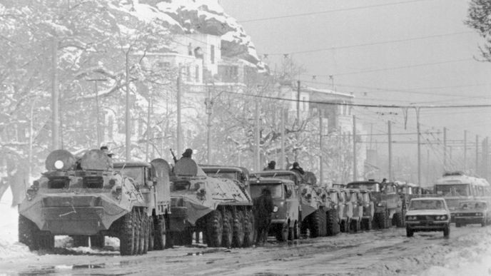 Sovětská transportéry v ulicích Kábulu