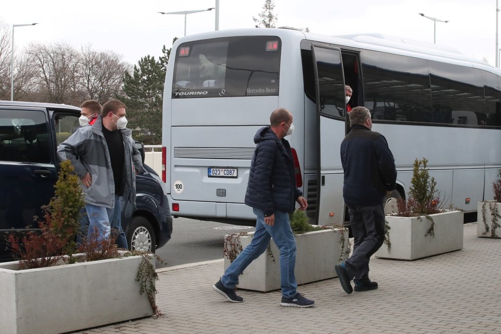 Ruští diplomaté opouštějí Českou republiku