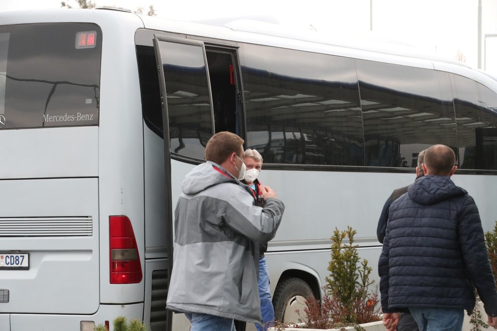 Ruští diplomaté opouštějí Českou republiku.