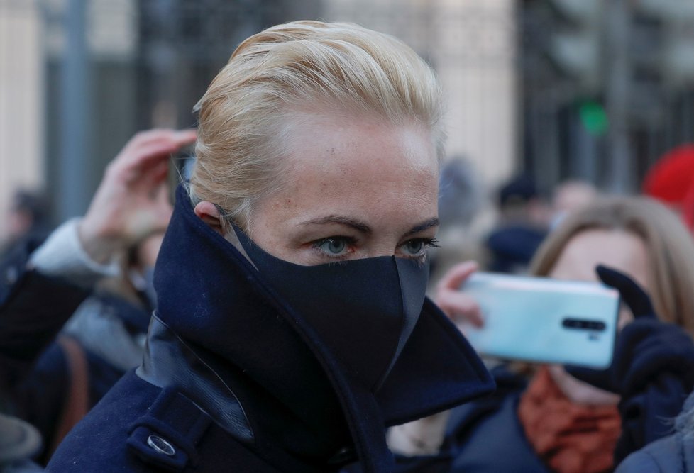 Manželka Alexeje Navalného Julia u budovy soudu.