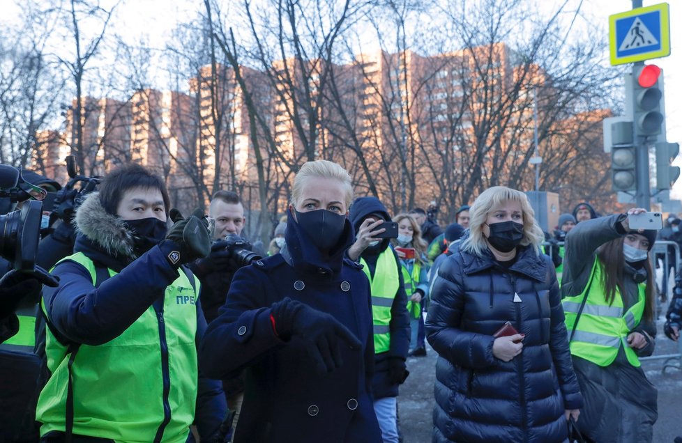 Manželka Alexeje Navalného Julia u budovy soudu.