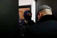 Policie vtrhla do bytu Navalného. Manželka zatčení unikla, bratr skončil ve vazbě
