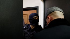 Pracovníci ruských úřadů prohledali byt opozičního předáka Alexeje Navalného.