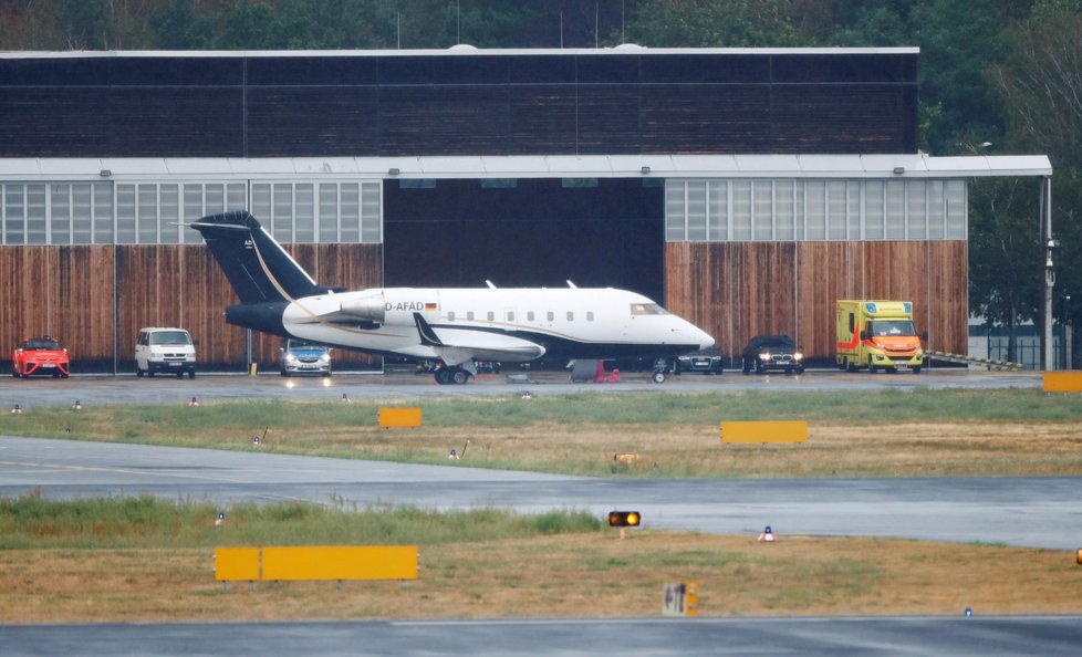 Letadlo s Alexejem Navalným dosedlo na cerlínské letiště Tegel. (22.8.2020)