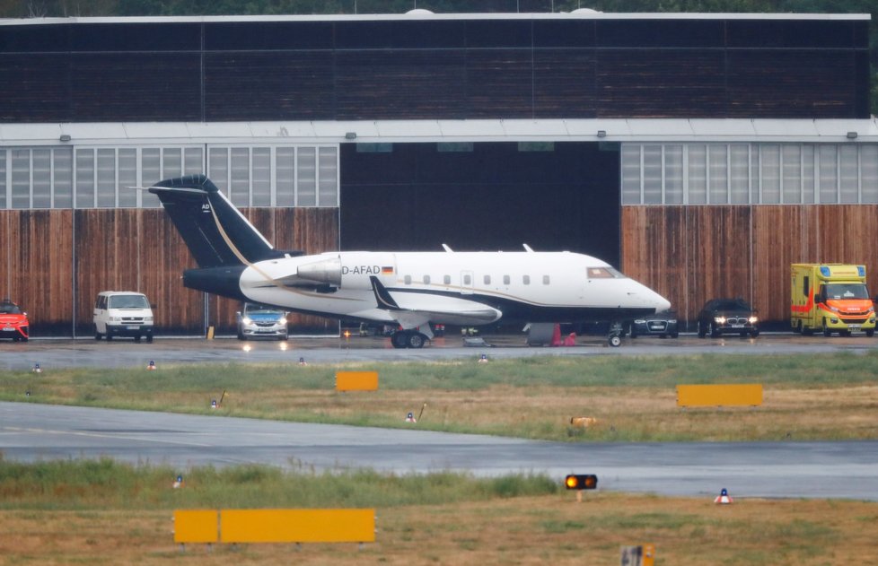 Letadlo s Alexejem Navalným dosedlo na berlínské letiště Tegel. (22. 8. 2020)