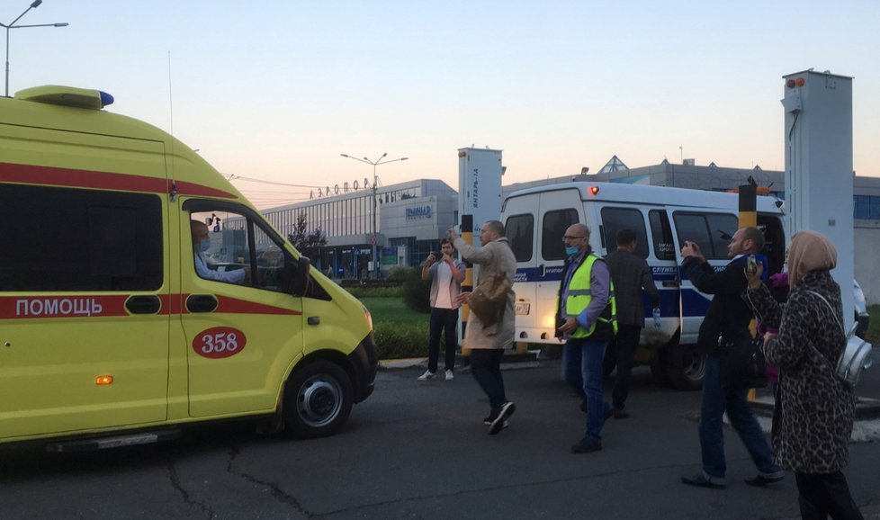 Alexej Navalnyj při převozu z nemocnice na letiště.