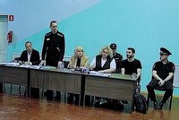 Vyzáblý Navalnyj před soudem: Kritikovi Putina hrozí dalších 30 let, jeho rodiče do síně nepustili