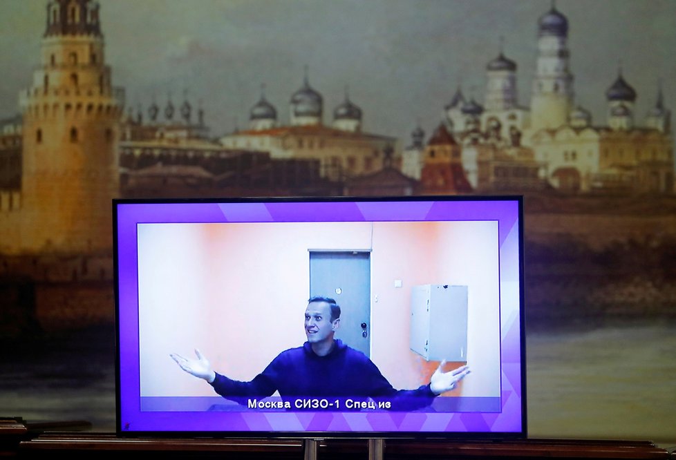 Soud s ruským opozičníkem Alexejem Navalným, který se poprvé od ukončení více než třítýdenní hladovky objevil na veřejnosti, když se jednání zúčastnil prostřednictvím videa (29. 4. 2021)