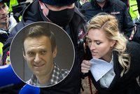 Lékařka se chtěla dostat k nemocnému Navalnému, skončila ve vazbě. Policie zadržela i reportéra CNN