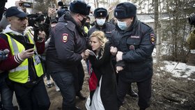 Lékařka Navalného skončila ve vazbě. Podle Kremlu nemá opozičník nárok na speciální zacházení.
