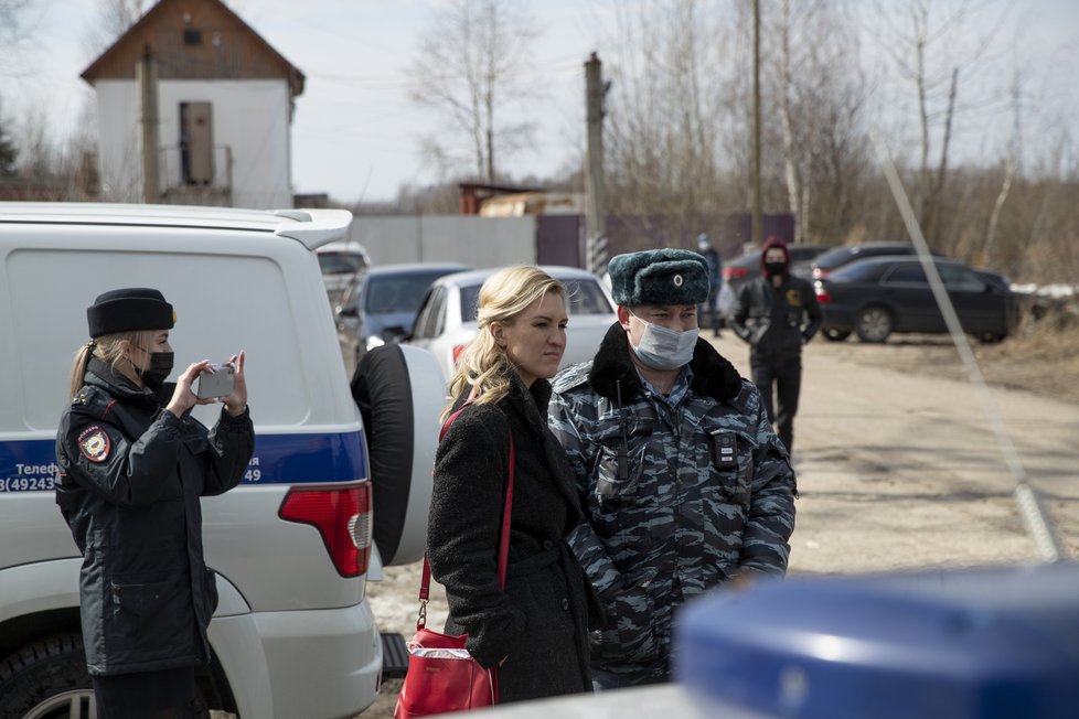 Lékařka Navalného skončila ve vazbě. Podle Kremlu nemá opozičník nárok na speciální zacházení