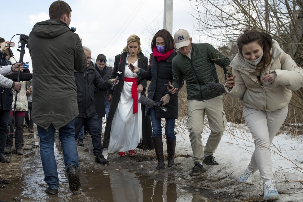 Lékařka Navalného skončila ve vazbě. Podle Kremlu nemá opozičník nárok na speciální zacházení.