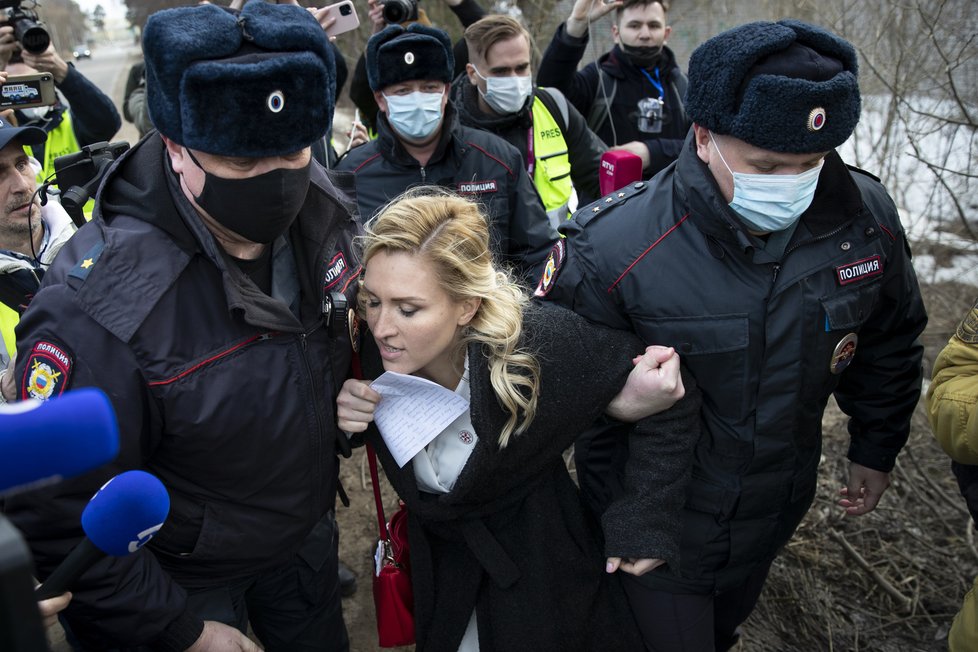 Lékařka Navalného skončila ve vazbě. Podle Kremlu nemá opozičník nárok na speciální zacházení