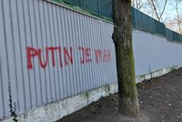 Rusové odstranili plot u Českého domu v Moskvě. Strhněme zeď ruské ambasády v Praze, navrhuje Čižinský