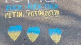 Ruská ambasáda v pražské Bubenči se stala místem protiválečných protestů. Na zdech i plotu kolem pozemku visí hlavně vzkazy pro Vladimira Putina. (1. března 2022)