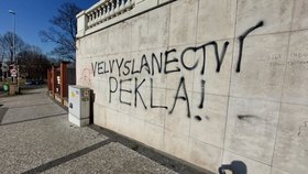 Ruská ambasáda v pražské Bubenči se stala místem protiválečných protestů. Na zdech i plotu kolem pozemku visí hlavně vzkazy pro Vladimira Putina. (1. března 2022)