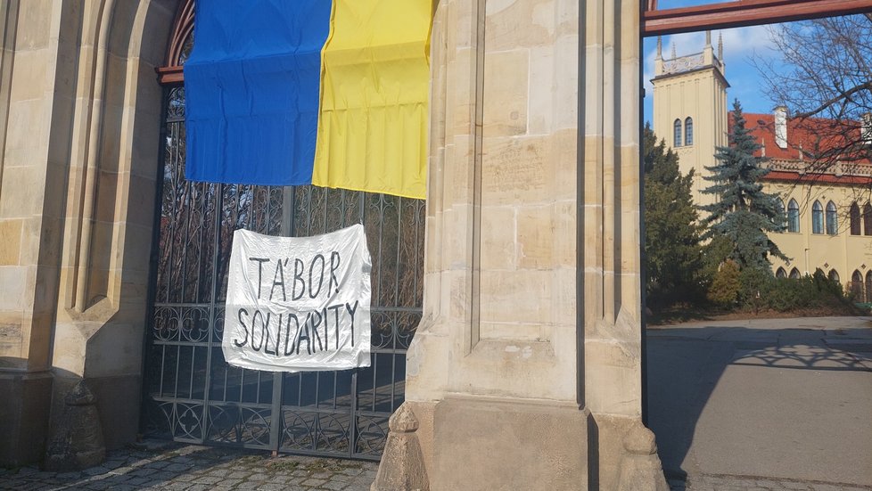 Ruská ambasáda v pražské Bubenči se stala místem protiválečných protestů. Na zdech i plotu kolem pozemku visí hlavně vzkazy pro Vladimira Putina. (1. března 2022)