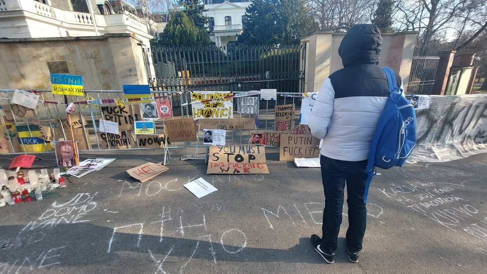 Ruská ambasáda v pražské Bubenči se stala místem protiválečných protestů. Na zdech i plotu kolem pozemku visí hlavně vzkazy pro Vladimira Putina. (1. března 2022)