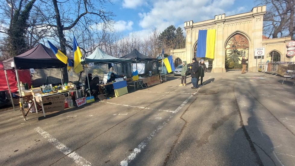 Ruská ambasáda v pražské Bubenči se stala místem protiválečných protestů. Na zdech i plotu kolem pozemku visí hlavně vzkazy pro Vladimira Putina. (1. března 2022)