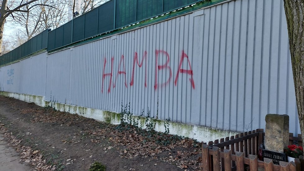 Ruská ambasáda v pražské Bubenči se stala místem protiválečných protestů. Na zdech i plotu kolem pozemku visí hlavně vzkazy pro Vladimira Putina. (1. března 2022)