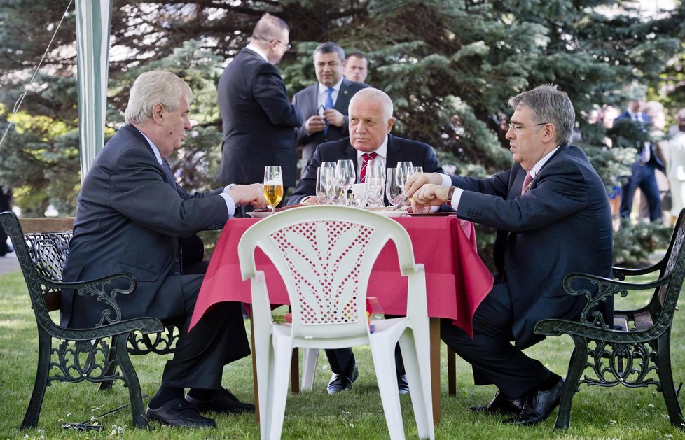 Miloš Zeman na ruské recepci: Pojedl z plastového talířku s ruským velvyslancem Zmejeským a svým předchůdcem Klausem.