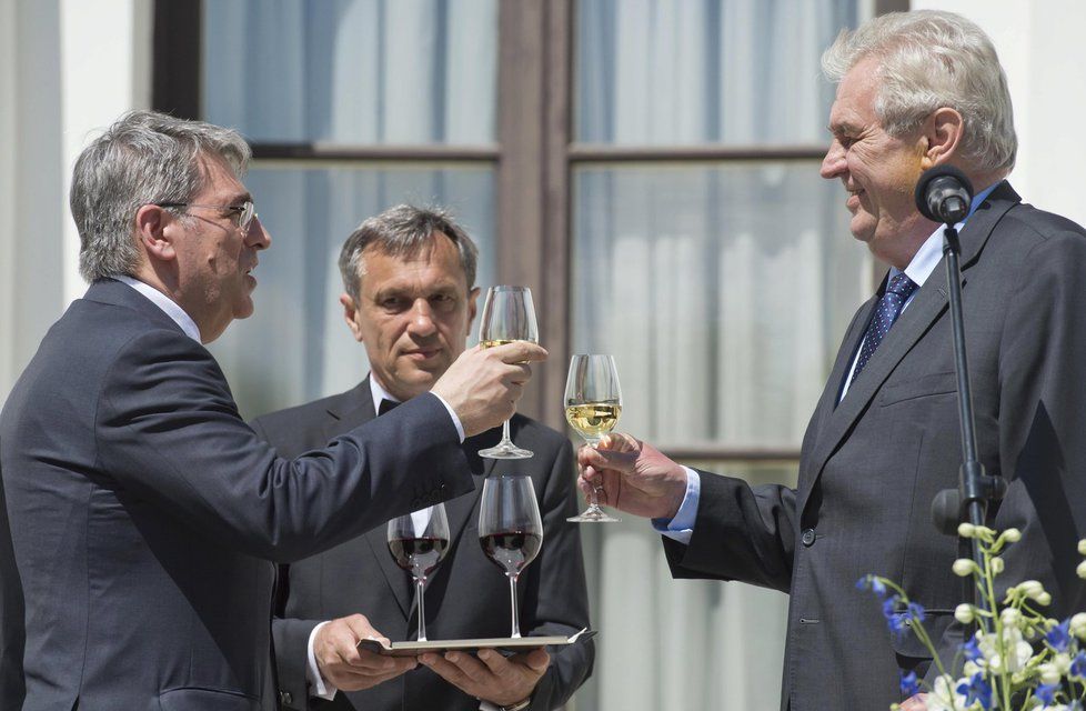 Prezident Miloš Zeman při přípitku s velvyslancem na ruské ambasádě (9.5.2016)