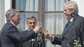 Prezident Miloš Zeman při přípitku s velvyslancem na ruské ambasádě (9. 5. 2016)