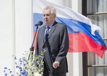 Prezident Miloš Zeman při proslovu na ruské ambasádě v Praze (9. května 2016)