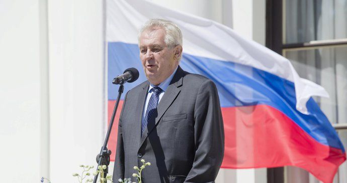 Prezident Miloš Zeman při proslovu na ruské ambasádě v Praze (9. května 2016)