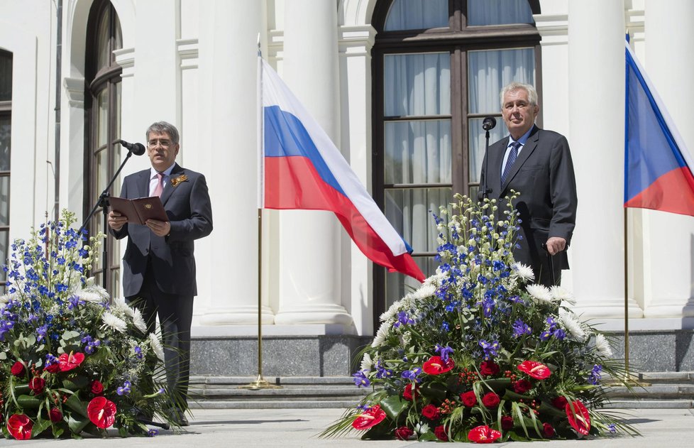 Prezident Miloš Zeman při recepci na ruské ambasádě. Vlevo ruský velvyslanec Zmejevskij (9. května 2016)