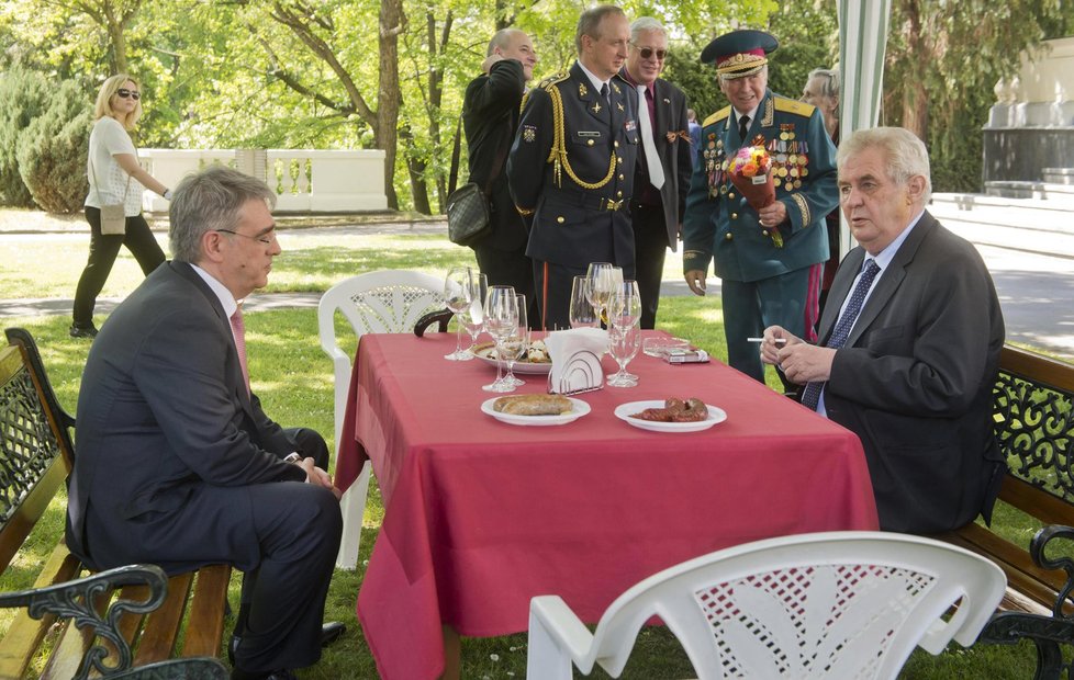 Miloš Zeman poseděl na recepci na ruské ambasádě s velvyslancem. Podávaly se klobásy včetně těch bavorských.