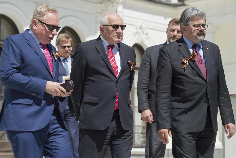 Exprezident Václav Klaus na ruské ambasádě 9. května 2016. Vpravo jeho někdejší kancléř Jiří Weigl