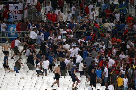 Při bojích mezi ruskými a anglickými fanoušky byly ve francouzském Marseille zraněny desítky lidí.