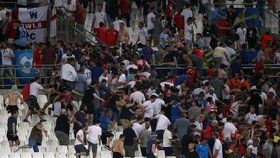 Při bojích mezi ruskými a anglickými fanoušky byly ve francouzském Marseille zraněny desítky lidí.