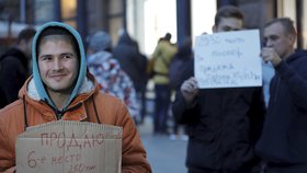 Ruští zákazníci se dočkali. Čekali ve frontě před obchodem Apple, prvních více než 100 míst však obsadili překupníci