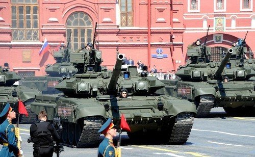 Rusko přeskupuje svá vojska u ukrajinských hranic. Znervózňuje tím Kyjev i Evropskou unii.