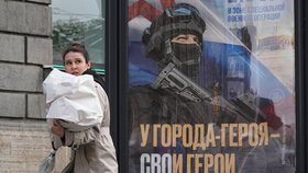 Plakáty na smlouvy s armádou jsou v Rusku všudypřítomné (Petrohrad, 3. 10. 2025).