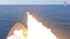 Ruské námořnictvo nacvičuje odpalování raket v Černém moři.