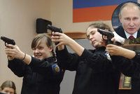 Školačky se učí střílet a házet granáty. Putinova Mladá armáda má dobýt i Krym