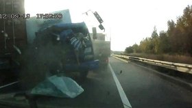 Řidič náklaďáku vylétává předním sklem ven...