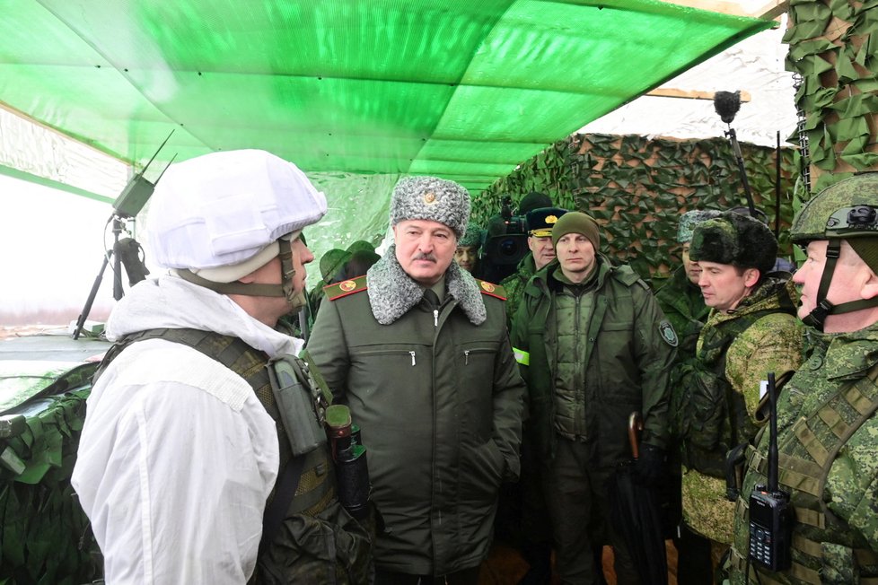 Společné vojenské cvičení Ruska a Běloruska navštívil i prezident Lukašenko (únor 2022).