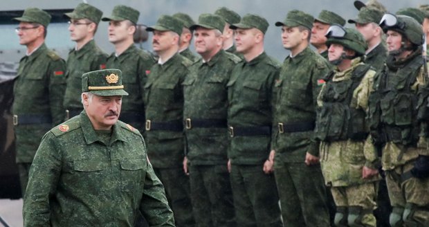 Běloruské matky děsí mobilizace, syny radši ukrývají. Putin k Lukašenkovi posílá tisíce vojáků