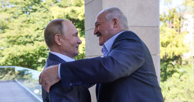 Lukašenko oznámil armádní „pakt“ s Ruskem. Přidal lži o agresi NATO i vzkaz Zelenskému