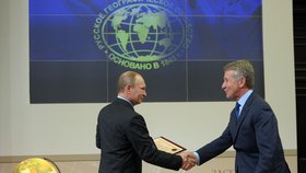 Vladimir Putin a hlavní akcionář plynárenské společnosti Novatek Leonid Michelson
