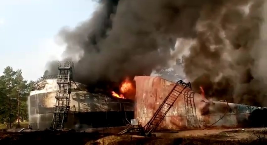 Ropný sklad v ruském Brjansku v plamenech