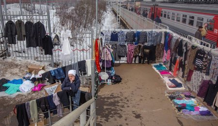 Záběry z ilegálního trhu na ulici v Moskvě z roku 2017. Lidé v Rusku pomalu ztrácí i příjmy pohybující se na životním minimu