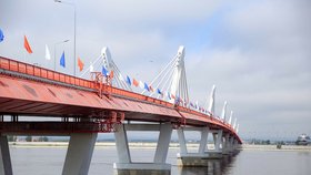 Most mezi Ruskem a Čínou na řece Amur