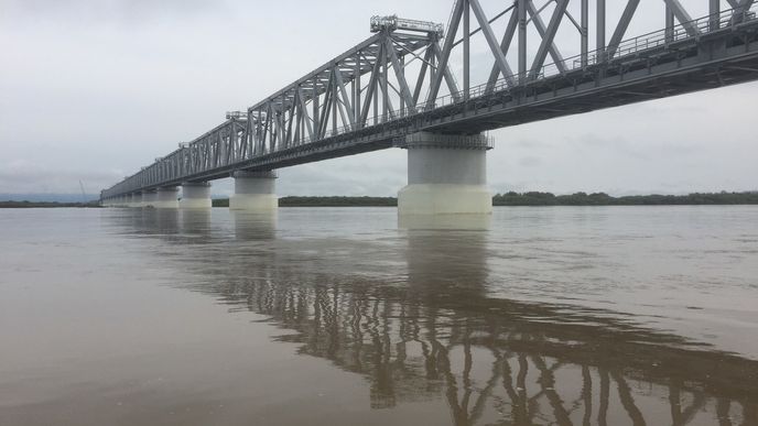 Dokončovaný železniční most mezi Ruskem a Čínou