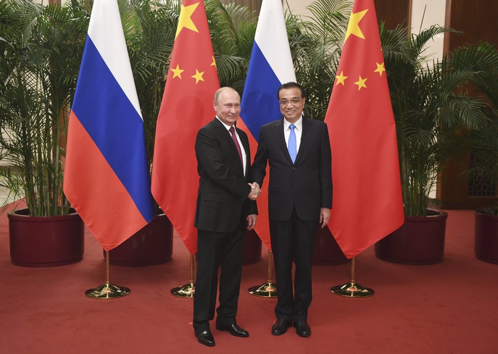 Ruský prezident Vladimir Putin se v Pekingu sešel s čínským premiérem Li Kche-čchiangem, jednali o vzájemné spolupráci.